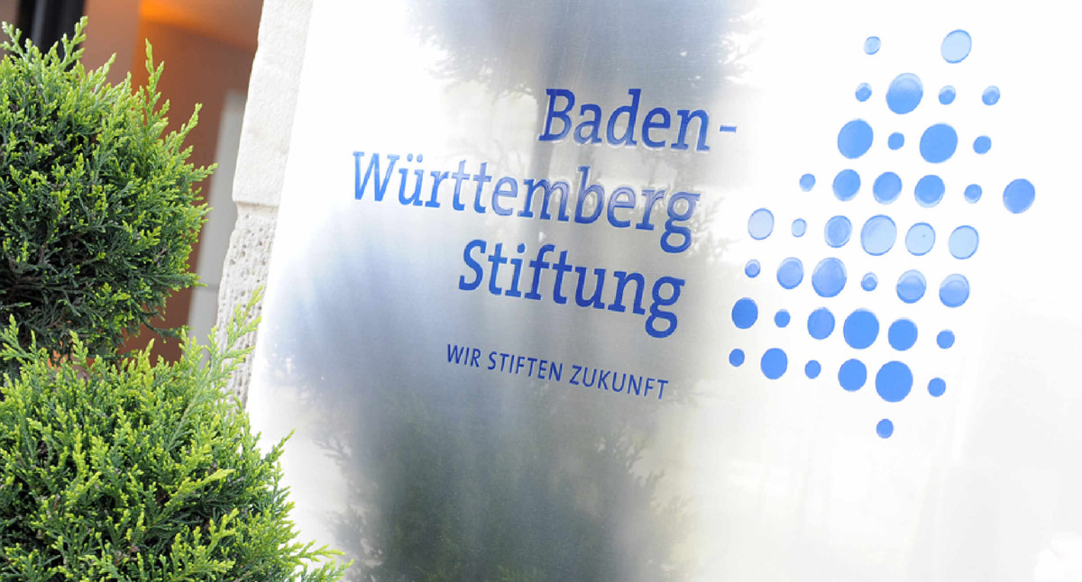 Tafel mit Logo dert Baden-Württemberg-Stiftung