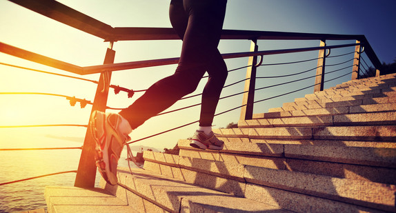 Junge Frau joggt Treppe hoch