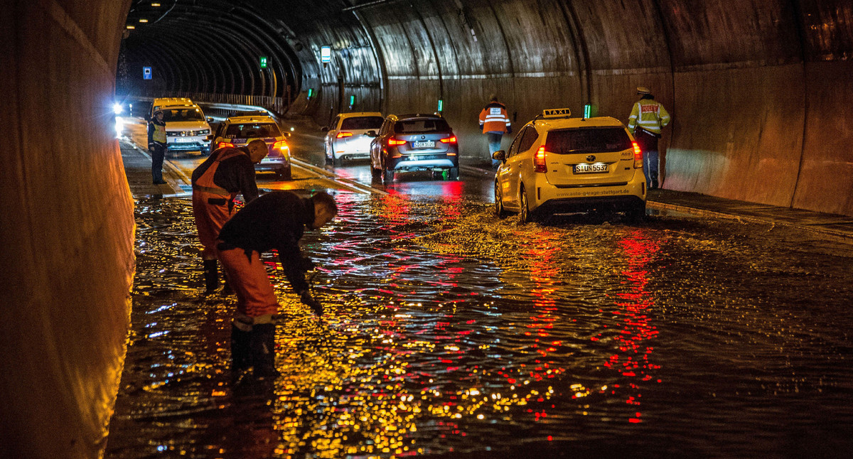 01.06.2018, Baden-Württemberg, Stuttgart: Voll Wasser gelaufen ist eine Unterführung in Vaihingen nach einem Starkregen.