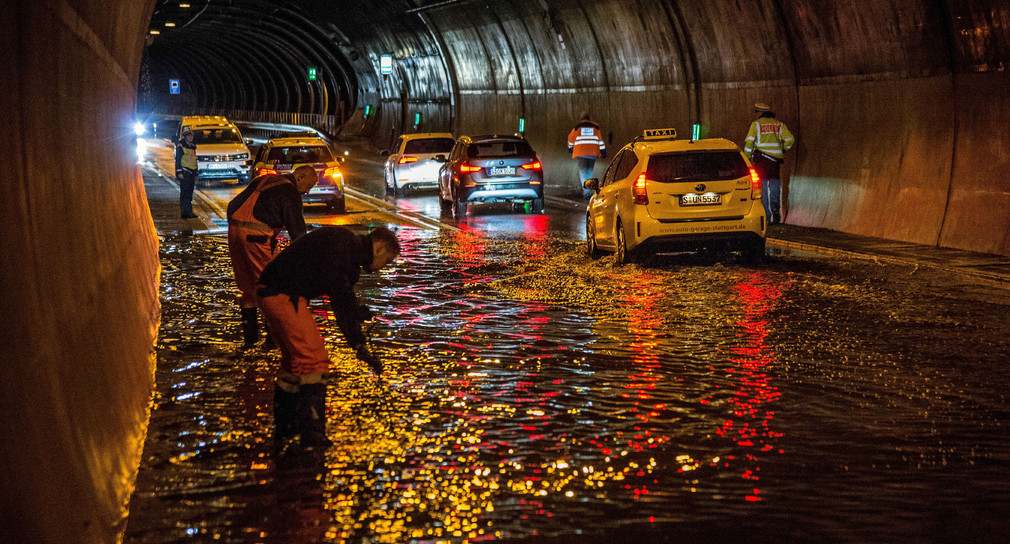 01.06.2018, Baden-Württemberg, Stuttgart: Voll Wasser gelaufen ist eine Unterführung in Vaihingen nach einem Starkregen.