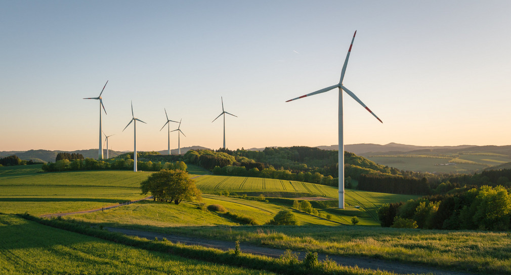 Windkraftanlagen auf dem Feld