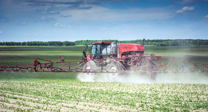 Wassergefährdende Stoffe: Traktor versprüht Schutzmittel auf Feldern