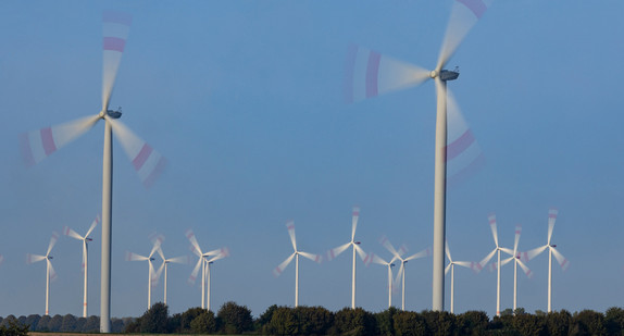 Windräder drehen sich vor dem Himmel