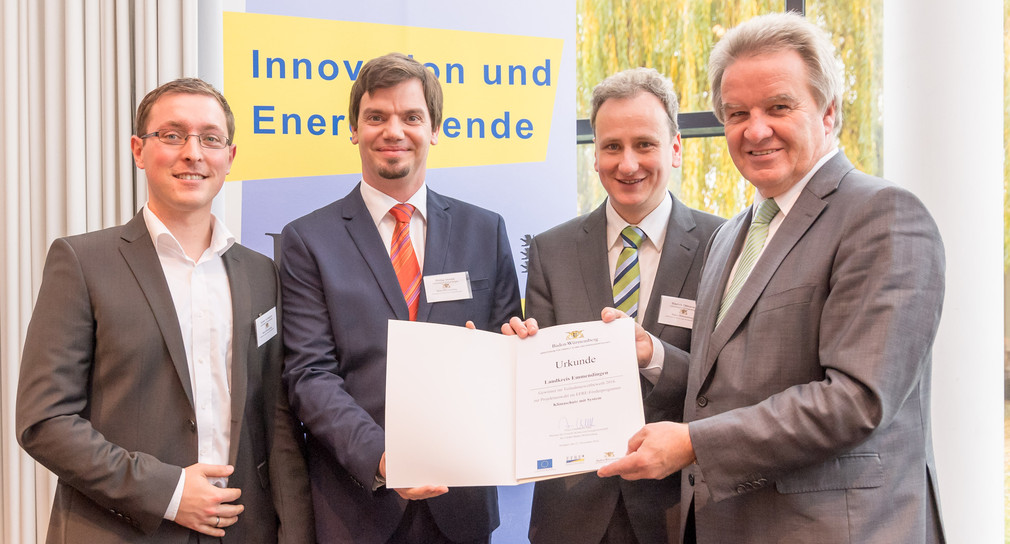 Umweltminister Franz Untersteller (rechts) übergab die Urkunde an die Vertreter des Landkreises Emmendingen. 