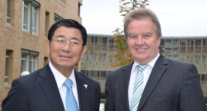 Hajime Furuta (links), Gouverneur der japanischen Präfektur Gifu, und Umweltminister Franz Untersteller']