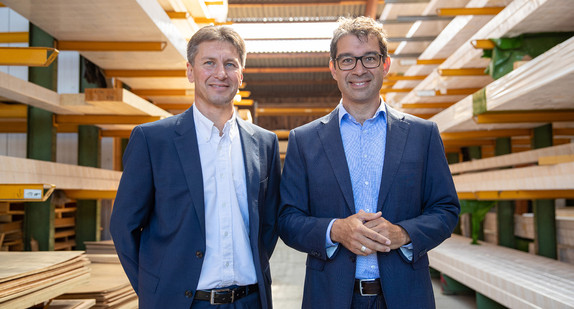 Umweltstaatssekretär Andre Baumann (2. von links) zeichnet Holz-Kunz GmbH in Ubstadt-Weiher als „Ort voller Energie“ aus und übergibt Geschäftsführer Thomas Heneka die Plakette.