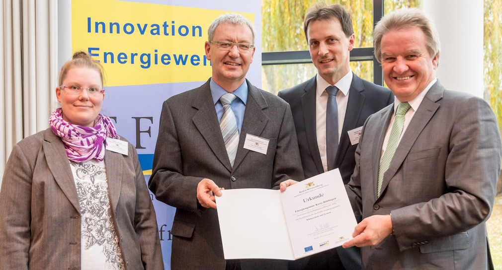 Umweltminister Franz Untersteller (rechts) übergab die Urkunde an die Vertreter der Energieagentur Landkreis Böblingen.