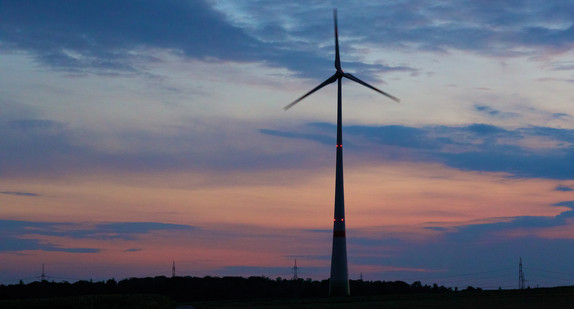 Windkraftanlage Ingersheim bei Nacht