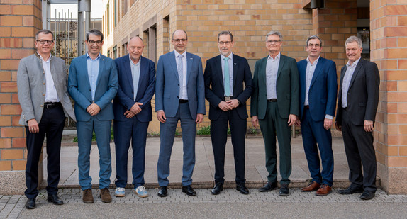 Stuttgart, 03.03.2026: Staatssekretär Andre Baumann (zweiter von links) mit den Gründern des Ombudsverein Erdwärme e. V. (von links): Dr. Herbert Pohl (Geschäftsführer, Deutsche ErdWärme GmbH), Staatssekretär Dr. Andre Baumann, Dr. Horst Kreuter (Vulcan Energie Ressourcen GmbH), Andreas Mühlig (Leiter GE Erzeugung Betrieb EnBW Energie Baden-Württemberg AG), Dr. Hansjörg Roll (Mitglied des Vorstands, MVV Energie AG), Klaus Preiser (Geschäftsführung, badenova Wärmeplus GmbH & Co. KG), Jürgen Scheurer (Geschäftsführer, Plattform Erneuerbare Energien Baden-Württemberg e. V.), Jörg Dürr-Pucher, (Vorsitzender, Plattform Erneuerbare Energien Baden-Württemberg e. V.)
