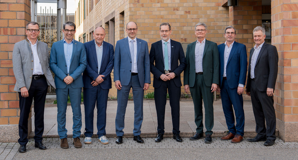 Stuttgart, 03.03.2026: Staatssekretär Andre Baumann (zweiter von links) mit den Gründern des Ombudsverein Erdwärme e. V. (von links): Dr. Herbert Pohl (Geschäftsführer, Deutsche ErdWärme GmbH), Staatssekretär Dr. Andre Baumann, Dr. Horst Kreuter (Vulcan Energie Ressourcen GmbH), Andreas Mühlig (Leiter GE Erzeugung Betrieb EnBW Energie Baden-Württemberg AG), Dr. Hansjörg Roll (Mitglied des Vorstands, MVV Energie AG), Klaus Preiser (Geschäftsführung, badenova Wärmeplus GmbH & Co. KG), Jürgen Scheurer (Geschäftsführer, Plattform Erneuerbare Energien Baden-Württemberg e. V.), Jörg Dürr-Pucher, (Vorsitzender, Plattform Erneuerbare Energien Baden-Württemberg e. V.)