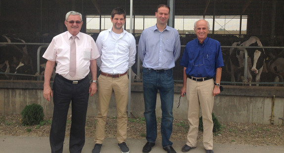 Vladimir Smolčić (Direktor EKO-SUSTAV Ltd.), Martin Miksche (KEA-BW), Mihajlo Nagy (EKO-SUSTAV Ltd) und Helmut Böhnisch (KEA-BW) besuchen einen landwirtschaftlichen Betrieb mit Biogasanlage in der Gespanschaft Vukovar-Srijem, Kroatien.