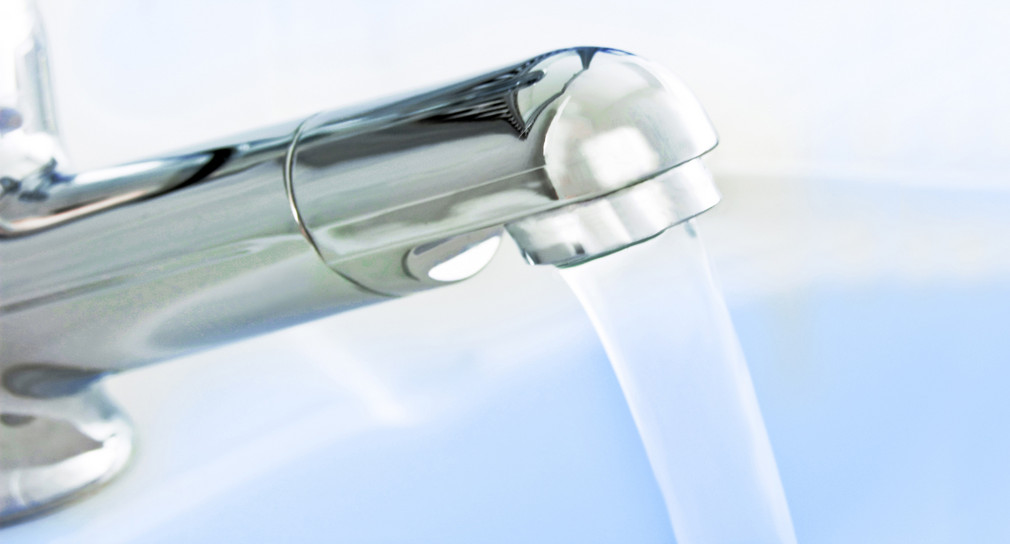 Wasser läuft aus Wasserhahn