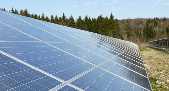 Titelbild des Handlungsleitfadens Freiflächensolaranlagen