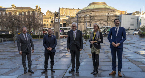 von links: Landtagsabgeordneter Raimund Haser, Staatssekretär Florian Hassler, Ministerpräsident Winfried Kretschmann, Umweltministerin Thekla Walker und Landtagsabgeordneter Daniel Karrais in Edinburgh