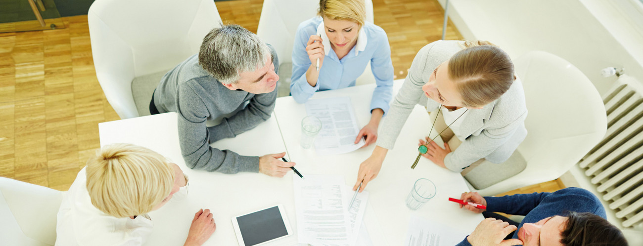 Team bespricht Strategie in einem Meeting im Konferenzraum