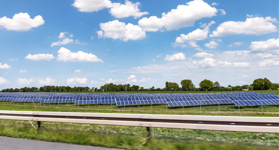 Photovoltaik-Freiflächenanlagen in der Nähe einer Autobahn