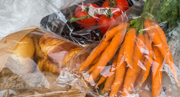 Lebensmittel in Plastik verpackt