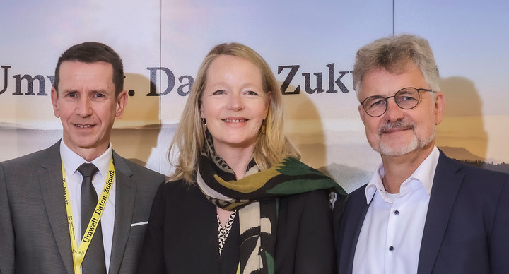 Foto zeigt von links nach rechts: Dr. Ulrich Maurer, Präsident der Landesanstalt für Umwelt Baden-Württemberg (LUBW), Thekla Walker MdL, Ministerin für Umwelt, Klima und Energiewirtschaft des Landes Baden-Württemberg, Dr. Frank Mentrup, Oberbürgermeister der Stadt Karlsruhe.