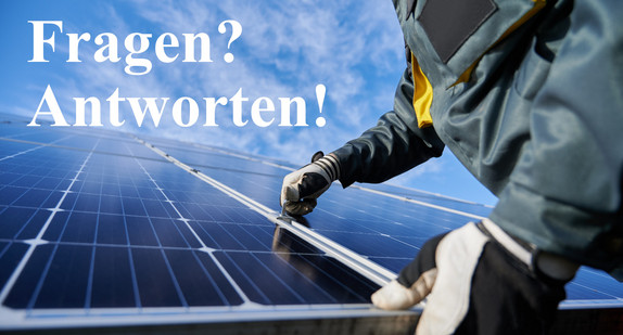 Techniker montiert ein Photovoltaik-Modul mit Schriftzug Fragen und Antworten