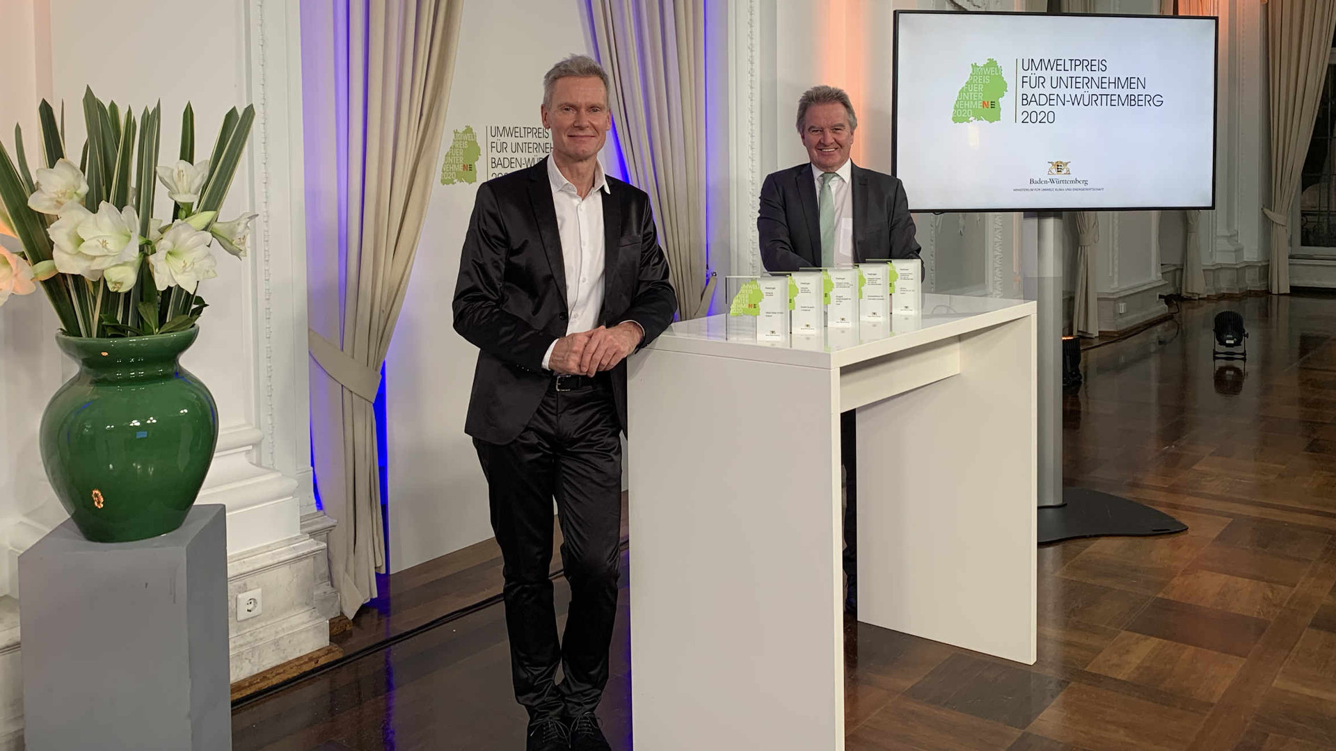 Verleihung des Umweltpreises für Unternehmen 2020: Fernsehmoderator Ingolf Baur (links) und Minister Franz Untersteller