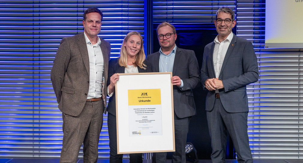 Nachhaltiges Wirtschaften Umwelttechnikpreis 2025 geht an Heidelberg Materials Mineralik DE GmbH Wir gratulieren der Heidelberg Materials Mineralik DE GmbH zum Umwelttechnikpreis 2025 in der Kategorie „Zirkuläres Wirtschaften und Vermeidung von Umweltbelastungen“. Staatssekretär Dr. Andre Baumann (rechts) überreichte die Urkunde.