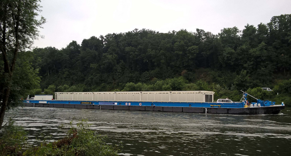 Castorbehälter werden auf dem Neckar von Obrigheim nach Neckarwestheim transportiert