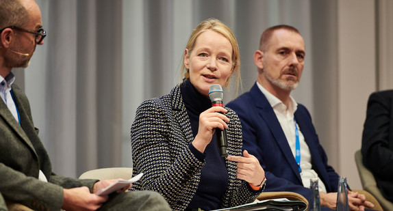 Moderator Ulrich Hoehler, Umweltministerin Thekla Walker und Oberbürgermeister Jörg Lutz (Lörrach) gemeinsam auf dem Podium.