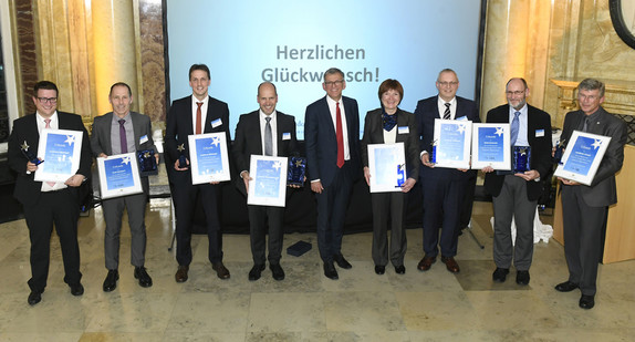 Wir gratulieren den Gewinnern des Wettbewerbs Leitstern Energieeffizienz Baden-Württemberg 2016 (v. l.): Landkreis Göppingen (Jochen Heinz, Erster Landesbeamter), Stadt Stuttgart (Dr. Hans-Wolf Zirkwitz, Leiter des Amts für Umweltschutz), Landkreis Böblingen (Martin Wuttke, Erster Landesbeamter), Landkreis Schwäbisch Hall (Heinz Kastenholz, Leiter der regionalen Energieagentur), Landkreis Ravensburg (Eva-Maria Meschenmoser, Erste Landesbeamtin), Landkreis Tuttlingen (Michael Guse, Dezernent für Wirtschaft), Stadt Karlsruhe (Norbert Hacker, Leiter Umwelt- und Arbeitsschutz) und Landkreis Lörrach (Dr. Georg Lutz, Fachbereichsleiter Umwelt). Ministerialdirektor Helmfried Meinel (Mitte) übergab die Preise.