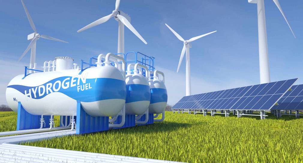 Wasserstofftanks mit Sonnenkollektoren und Windrädern im Hintergrund