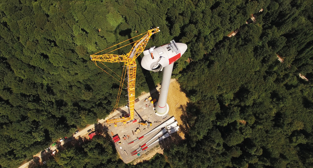 Luftaufnahme: Montage eines Windrades im Harthäuser Wald (Foto: em-werbung.com)