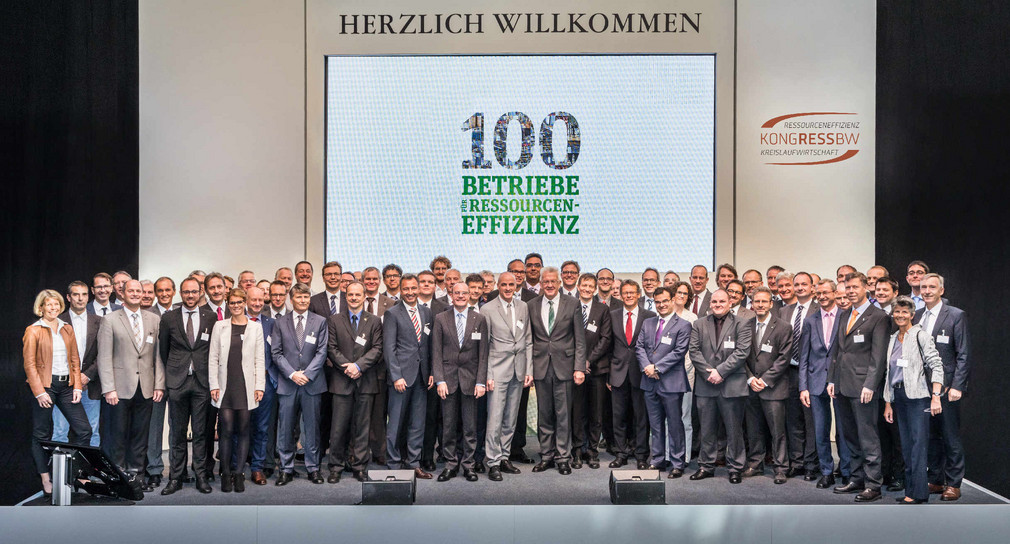 Ministerpräsident Winfried Kretschmann (Reihe 1: Neunter von links) mit Vertreterinnen und Vertretern der Unternehmen, die am Projekt 100 Betriebe für Ressourceneffizienz teilgenommen haben.