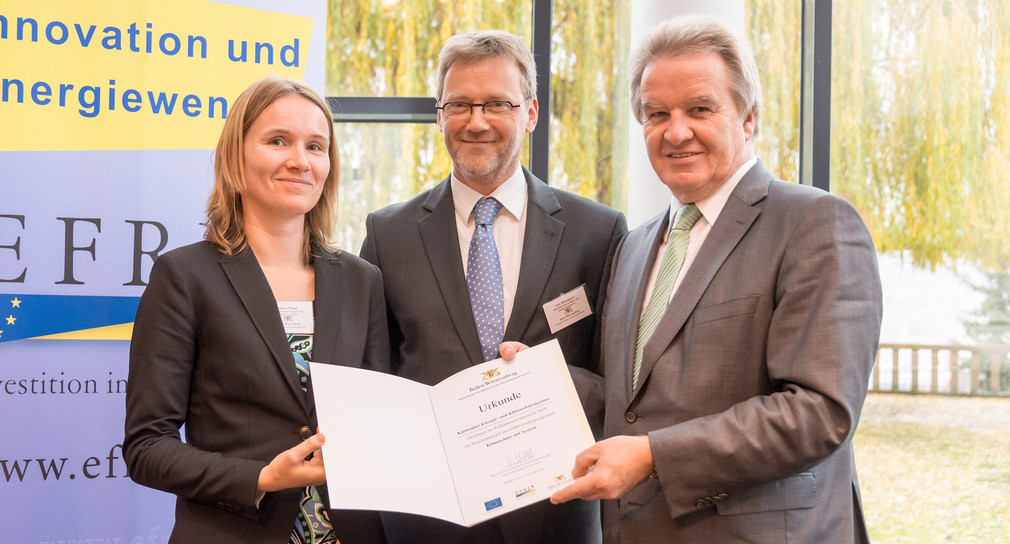 Umweltminister Franz Untersteller (rechts) übergab die Urkunde an die Vertreter der KEA Klimaschutz- und Energieagentur GmbH (Karlsruhe).