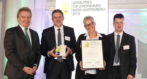 Die Gewinner des Sonderpreises für Non-Profit-Organisationen (von links) mit Umweltminister Franz Untersteller: Peter Silberzahn, Angelika Bertsch und Volker Weber