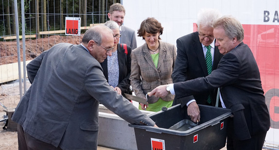 Finanzstaatssekretärin Gisela Splett, Besucher- und Informationszentrum (3. v. r.) , Ministerpräsident Winfried Kretschmann (2. v. r.)  und Umweltminister Franz Untersteller (1. v. r.) bei der Grundsteinlegung des Besucher- und Informationszentrums des Nationalparks Schwarzwald.