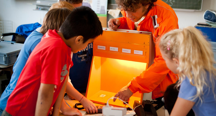 Grundschulkinder messen, vergleichen und werten mit Energie-Detektiv EDe verschiedene Leuchtmittel aus.