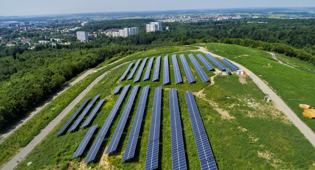 Photovoltaik-Anlage auf der ehemaligen Mülldeponie Dachsklinge in Sindelfinge. (Bild: Harald Reich)