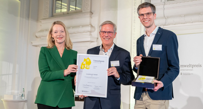 Die Gewinnerin/der Gewinner in der Kategorie Handwerk (von links) mit Umweltministerin Thekla Walker: Norbert Unterharnscheidt und Jens Unterharnscheidt