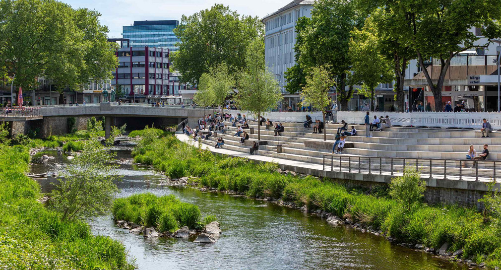 Ein Fluss fliesst durch die Innenstadt