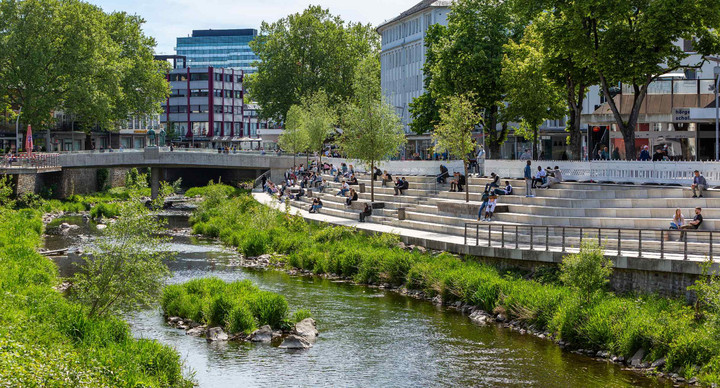 Ein Fluss fliesst durch die Innenstadt