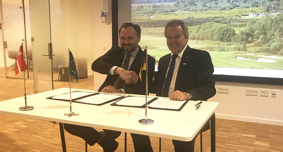 Umwelt- und Energieminister Franz Untersteller (rechts) und der dänische Minister für Energie und Klima, Dan Jørgensen, unterzeichnen in Kopenhagen eine neue „Declaration of Intent (Dol)“.