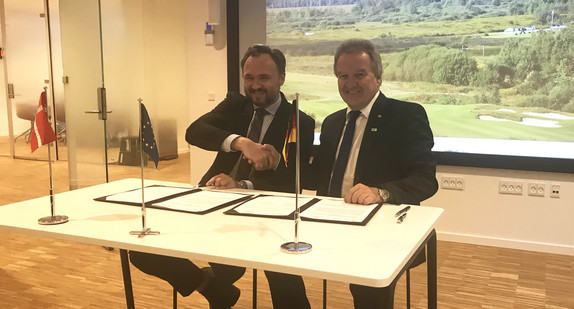 Umwelt- und Energieminister Franz Untersteller (rechts) und der dänische Minister für Energie und Klima, Dan Jørgensen, unterzeichnen in Kopenhagen eine neue „Declaration of Intent (Dol)“.