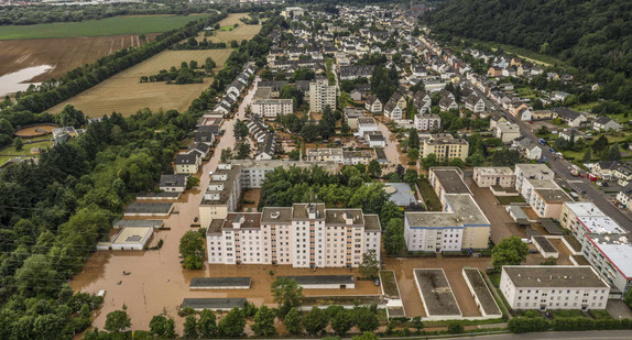 Rheinland-Pfalz, Trier: Straßenzüge in Trier Quint sind nach den verheerenden Regenfällen noch überschwemmt.