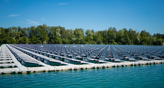 Schwimmende Photovoltaik-Anlage im Kieswerk Maiwald in Renchen
