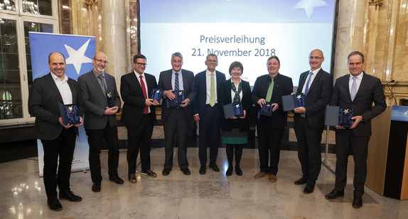 Wir gratulieren den Gewinnern des Wettbewerbs Leitstern Energieeffizienz Baden-Württemberg 2018 (v. l.): Landkreis Schwäbisch Hall (Heinz Kastenholz, Leiter der regionalen Energieagentur), Stadt Karlsruhe (Bürgermeister Klaus Stapf), Landkreis Göppingen (Jochen Heinz, Erster Landesbeamter), Landkreis Calw (Dr. Joachim Bley, Dezernent für Umwelt, Technik und Bauen), Landkreis Ravensburg (Eva-Maria Meschenmoser, Erste Landesbeamtin), Hohenlohekreis (Dr. Wolfgang Eißen, Dezernent für Ländlichen Raum), Landkreis Rottweil (Hermann Kopp, Erster Landesbeamter) und Stadt Heidelberg (Oberbürgermeister Prof. Dr. Eckart Würzner). Ministerialdirektor Helmfried Meinel (Mitte) übergab die Preise.