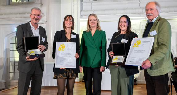 Die Gewinner des Jurypreises „Herausragendes Engagement für Nachhaltigkeit“ (von links) mit Umweltministerin Thekla Walker: Martin Bruttel und Pia Stockburger (colordruck Baiersbronn W. Mack GmbH & Co. KG) und Esther Straub und Gottfried Härle (Brauerei Clemens Härle)