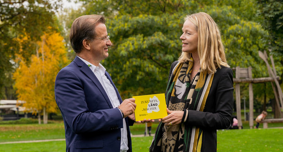 Ministerin Thekla Walker gratuliert Zoodirektor Prof. Dr. Matthias Reinschmidt zur Auszeichnung ZUKUNFTS.LÄND.MACHER
