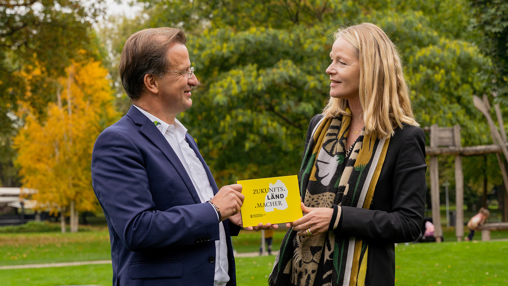 Ministerin Thekla Walker gratuliert Zoodirektor Prof. Dr. Matthias Reinschmidt zur Auszeichnung ZUKUNFTS.LÄND.MACHER
