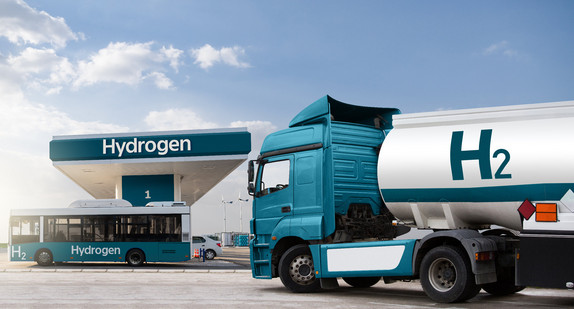 LKW mit Wasserstoff-Tankanhänger auf dem Hintergrund einer H2-Tankstelle