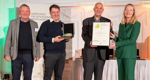 Der Gewinner in der Kategorie Handel und Dienstleistung (von links) mit Umweltministerin Thekla Walker: Peter Riegel, Felix Riegel und Dieter Hallerbach