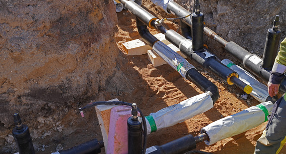 Verlegung einer Fernwärmeleitung für ein Wohngebäude.